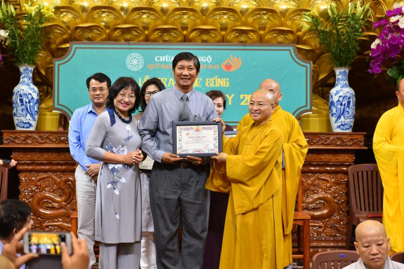Quỹ Đạo Phật Ngày Nay: Long trọng trao tặng học bổng Đạo Phật Ngày Nay cho các Tăng Ni sinh năm học 2017-2018