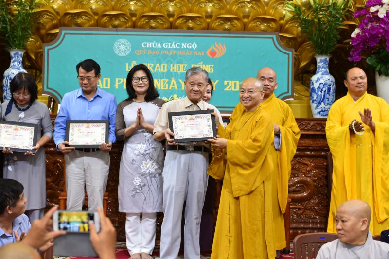 Quỹ Đạo Phật Ngày Nay: Long trọng trao tặng học bổng Đạo Phật Ngày Nay cho các Tăng Ni sinh năm học 2017-2018