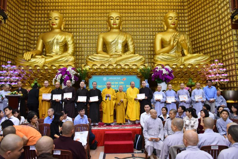 Quỹ Đạo Phật Ngày Nay: Long trọng trao tặng học bổng Đạo Phật Ngày Nay cho các Tăng Ni sinh năm học 2017-2018