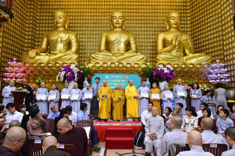 Quỹ Đạo Phật Ngày Nay: Long trọng trao tặng học bổng Đạo Phật Ngày Nay cho các Tăng Ni sinh năm học 2017-2018