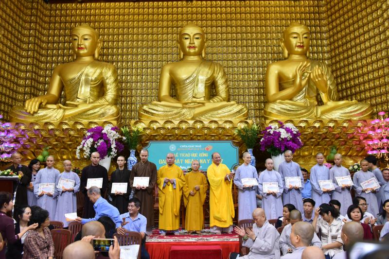 Quỹ Đạo Phật Ngày Nay: Long trọng trao tặng học bổng Đạo Phật Ngày Nay cho các Tăng Ni sinh năm học 2017-2018