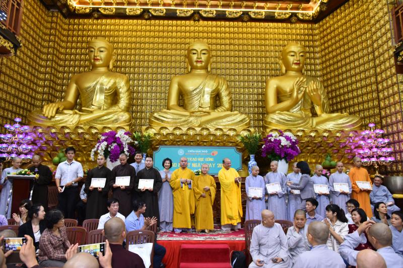 Quỹ Đạo Phật Ngày Nay: Long trọng trao tặng học bổng Đạo Phật Ngày Nay cho các Tăng Ni sinh năm học 2017-2018