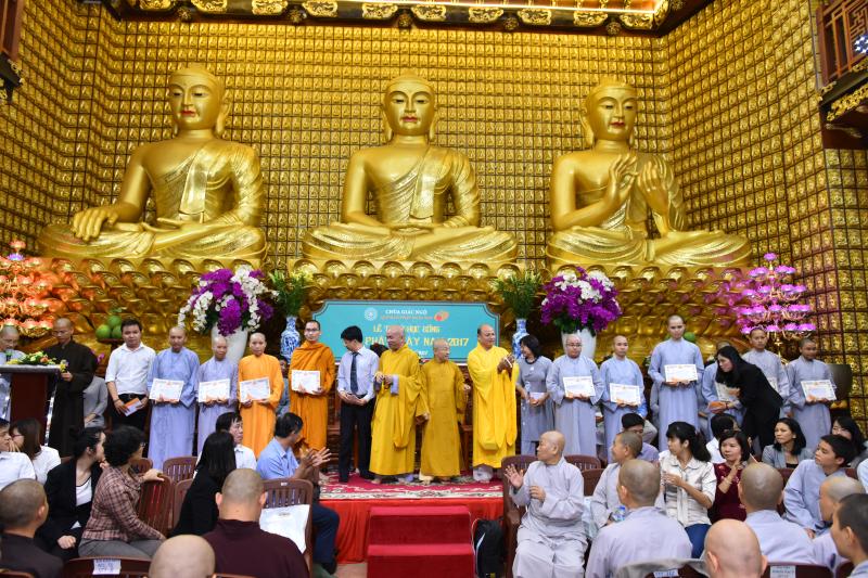 Quỹ Đạo Phật Ngày Nay: Long trọng trao tặng học bổng Đạo Phật Ngày Nay cho các Tăng Ni sinh năm học 2017-2018