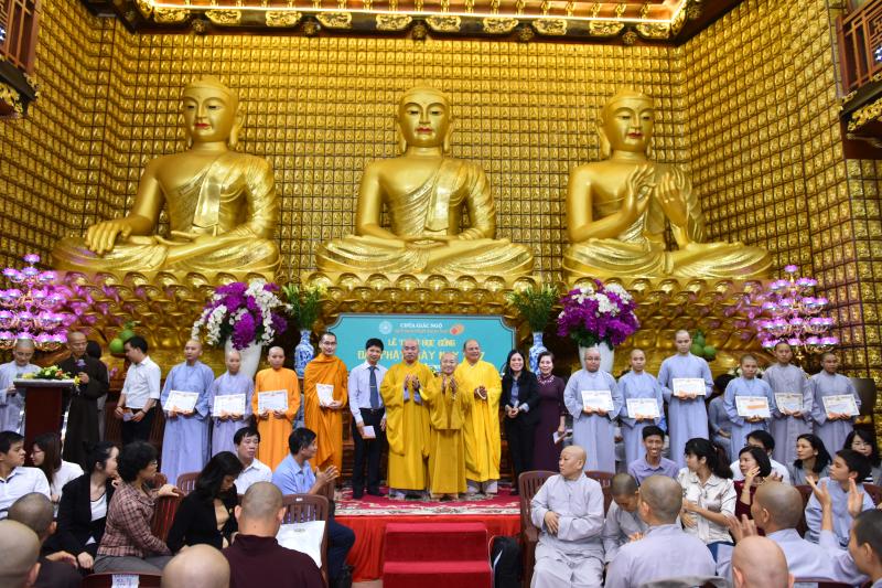 Quỹ Đạo Phật Ngày Nay: Long trọng trao tặng học bổng Đạo Phật Ngày Nay cho các Tăng Ni sinh năm học 2017-2018