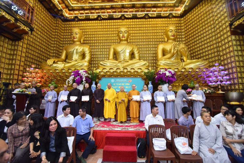 Quỹ Đạo Phật Ngày Nay: Long trọng trao tặng học bổng Đạo Phật Ngày Nay cho các Tăng Ni sinh năm học 2017-2018