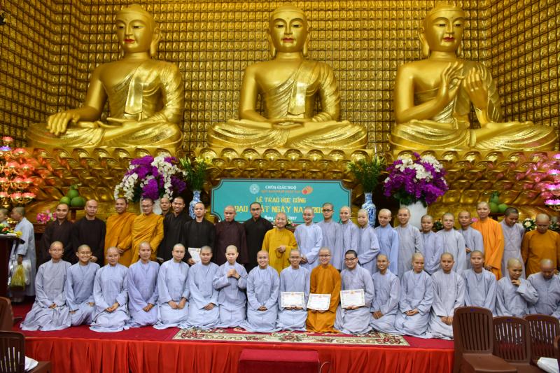 Quỹ Đạo Phật Ngày Nay: Long trọng trao tặng học bổng Đạo Phật Ngày Nay cho các Tăng Ni sinh năm học 2017-2018