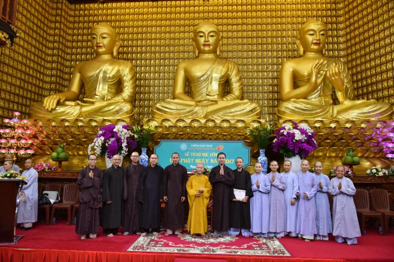 Quỹ Đạo Phật Ngày Nay: Long trọng trao tặng học bổng Đạo Phật Ngày Nay cho các Tăng Ni sinh năm học 2017-2018