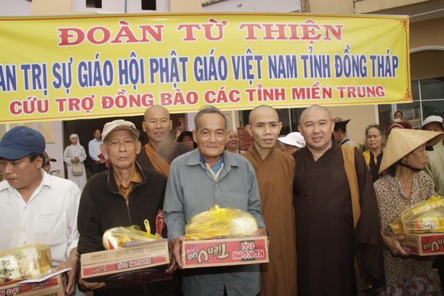 Phật giáo Đồng Tháp cứu trợ các tỉnh miền trung
