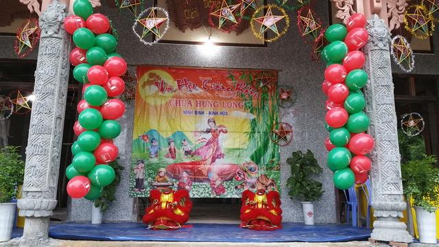 Vui hội Trăng Rằm tại chùa Hưng Long.