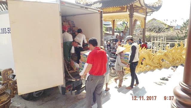 Chùa Tây Thiên tặng quà từ thiện