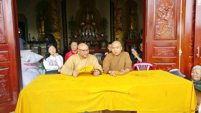 Chùa Tây Thiên tặng quà từ thiện