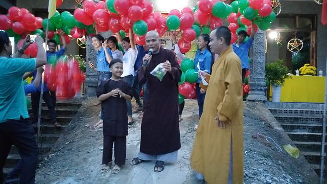 Vui hội Trăng Rằm tại chùa Hưng Long.