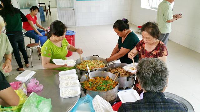 Cơm từ thiện - ấm lòng bệnh nhân nghèo