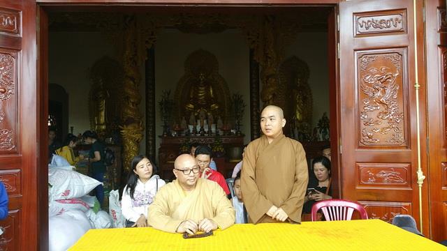 Chùa Tây Thiên tặng quà từ thiện