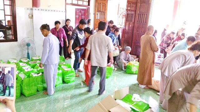 Chùa Phật Ấn đến với bà con vùng bão lũ.