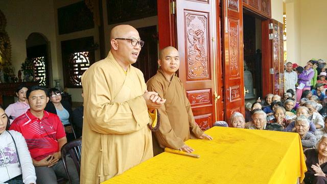 Chùa Tây Thiên tặng quà từ thiện