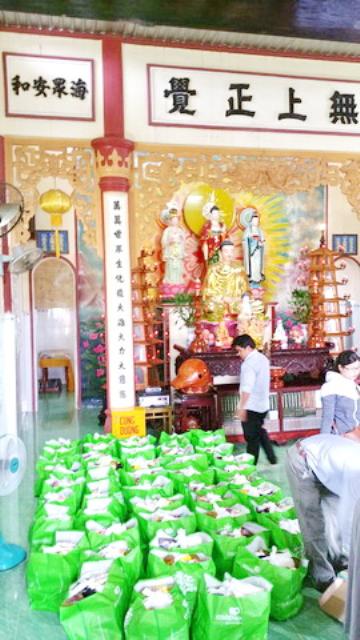 Chùa Phật Ấn đến với bà con vùng bão lũ.