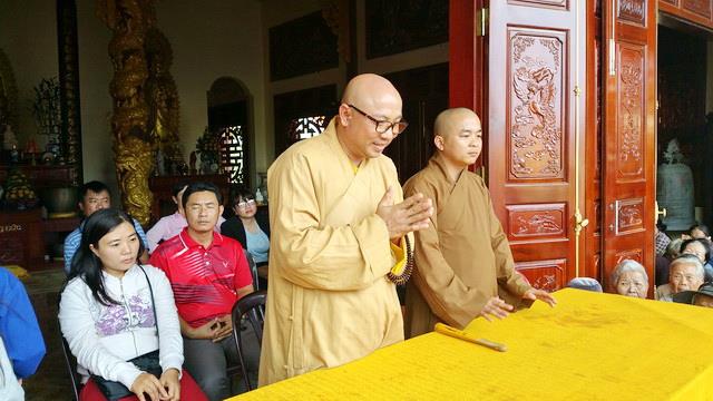 Chùa Tây Thiên tặng quà từ thiện