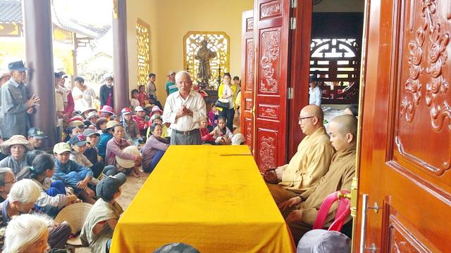 Chùa Tây Thiên tặng quà từ thiện