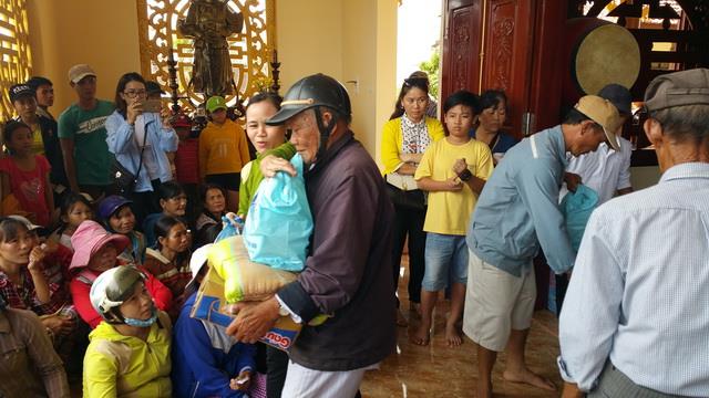 Chùa Tây Thiên tặng quà từ thiện