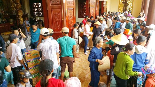 Chùa Tây Thiên tặng quà từ thiện