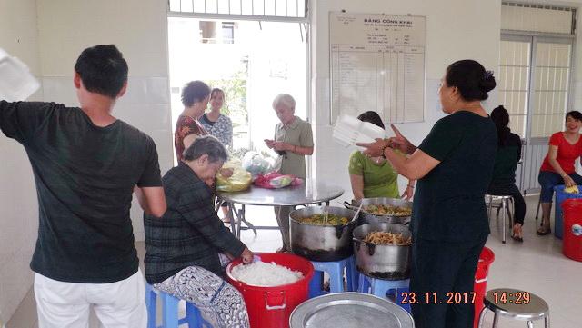 Cơm từ thiện - ấm lòng bệnh nhân nghèo