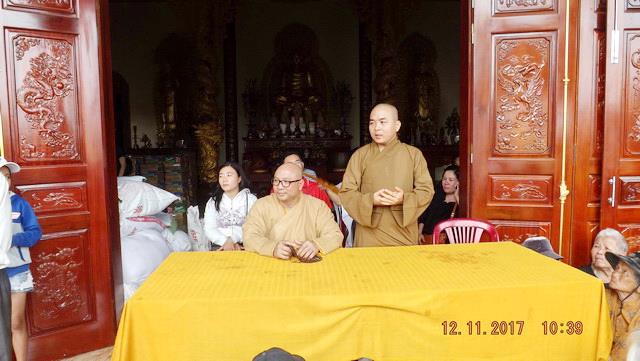 Chùa Tây Thiên tặng quà từ thiện