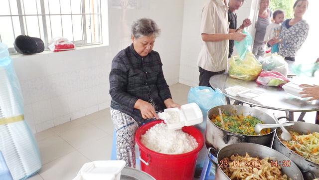 Cơm từ thiện - ấm lòng bệnh nhân nghèo