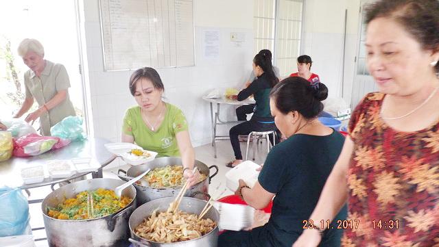 Cơm từ thiện - ấm lòng bệnh nhân nghèo