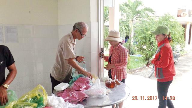 Cơm từ thiện - ấm lòng bệnh nhân nghèo