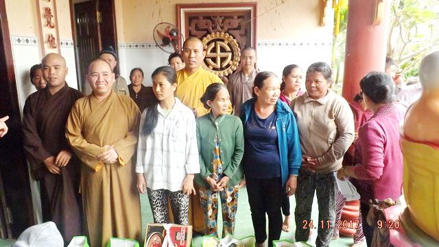 Chùa Phật Ấn đến với bà con vùng bão lũ.