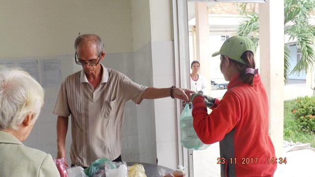 Cơm từ thiện - ấm lòng bệnh nhân nghèo