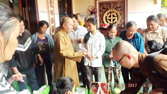 Chùa Phật Ấn đến với bà con vùng bão lũ.