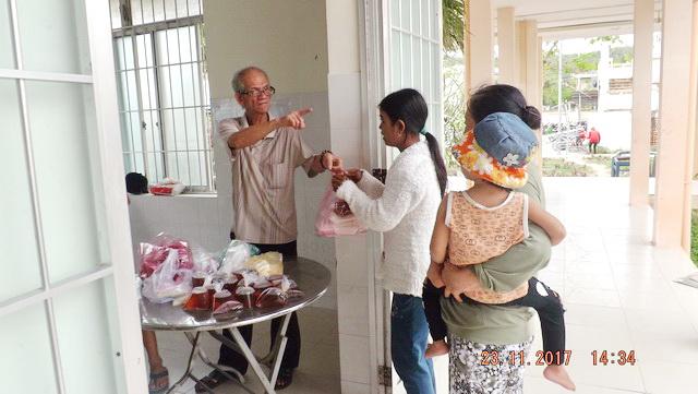 Cơm từ thiện - ấm lòng bệnh nhân nghèo