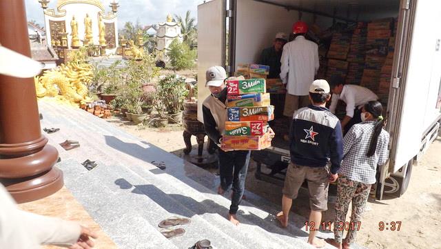 Chùa Tây Thiên tặng quà từ thiện