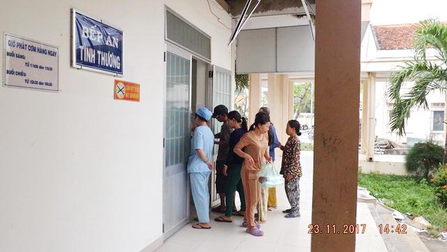 Cơm từ thiện - ấm lòng bệnh nhân nghèo