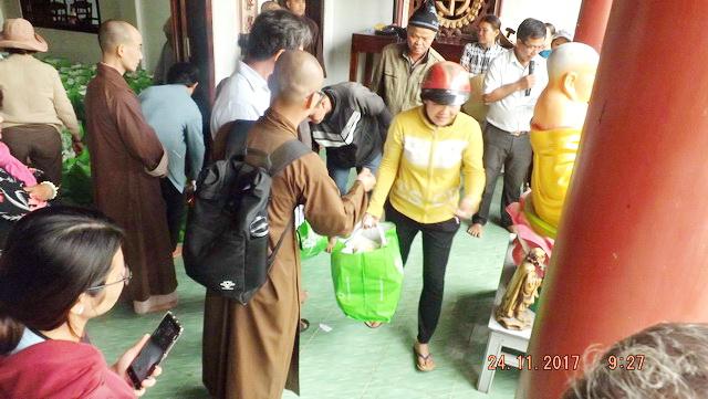 Chùa Phật Ấn đến với bà con vùng bão lũ.