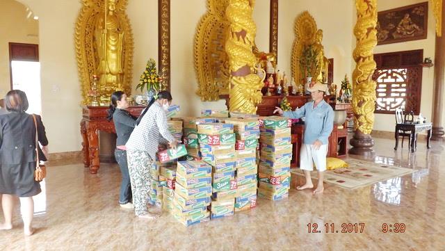 Chùa Tây Thiên tặng quà từ thiện