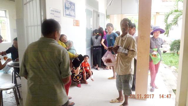 Cơm từ thiện - ấm lòng bệnh nhân nghèo