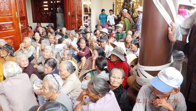 Chùa Tây Thiên tặng quà từ thiện