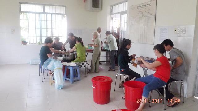 Cơm từ thiện - ấm lòng bệnh nhân nghèo