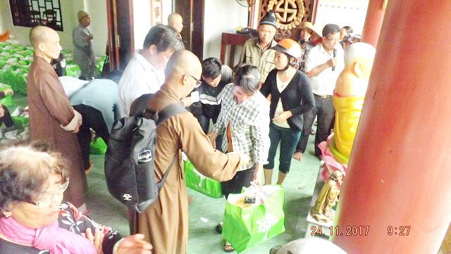 Chùa Phật Ấn đến với bà con vùng bão lũ.