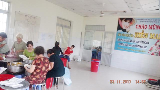 Cơm từ thiện - ấm lòng bệnh nhân nghèo