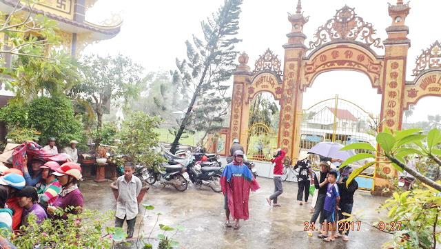Chùa Phật Ấn đến với bà con vùng bão lũ.
