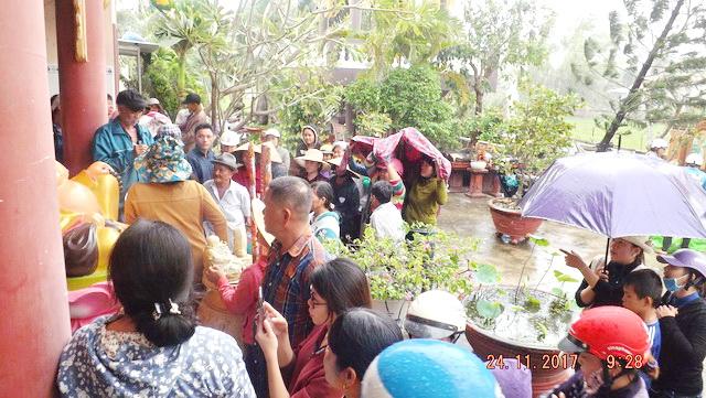 Chùa Phật Ấn đến với bà con vùng bão lũ.