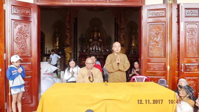 Chùa Tây Thiên tặng quà từ thiện