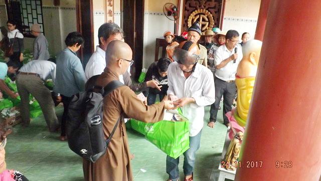 Chùa Phật Ấn đến với bà con vùng bão lũ.