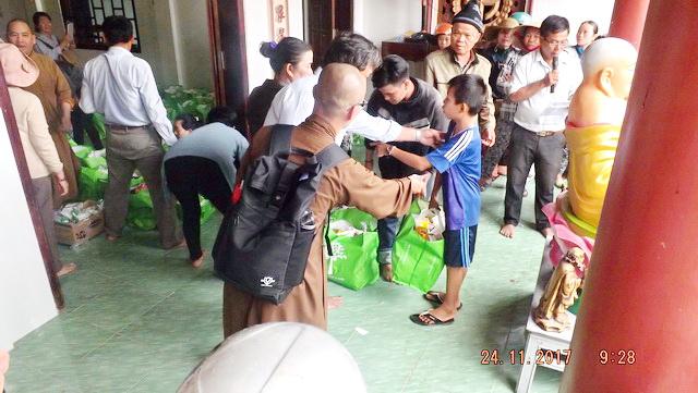 Chùa Phật Ấn đến với bà con vùng bão lũ.