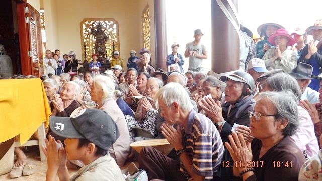 Chùa Tây Thiên tặng quà từ thiện