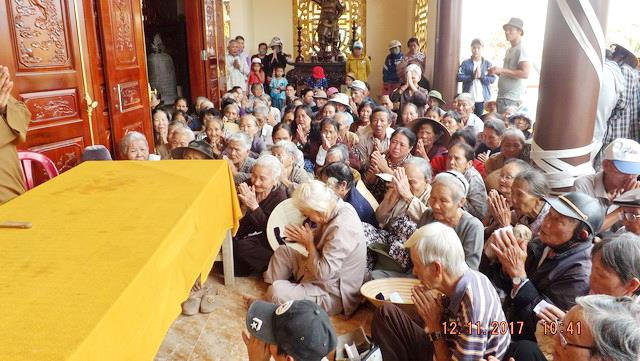 Chùa Tây Thiên tặng quà từ thiện